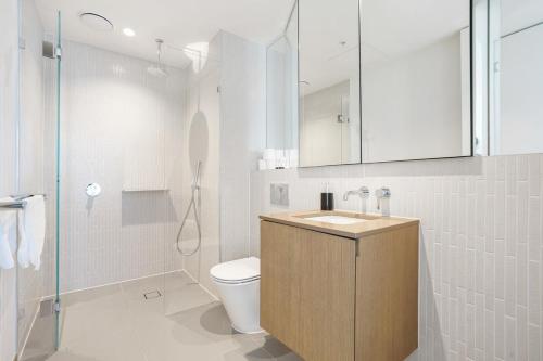 墨尔本Breathtaking Views 49th floor - Melbourne Square的浴室配有卫生间、盥洗盆和淋浴。