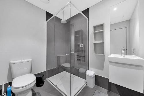 拉弗顿Prime 1BR Apt in Williams Landing w parking的白色的浴室设有卫生间和水槽。