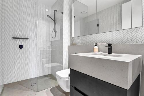 墨尔本Collins House - Melbourne Cbd Amazing view的一间带水槽、卫生间和淋浴的浴室