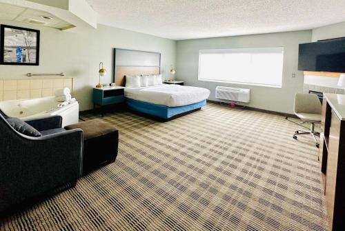 沙科皮沙科皮阿美瑞辛酒店的酒店客房配有一张床和浴缸。