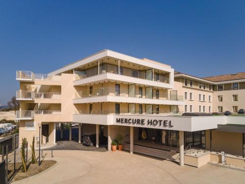 阿维尼翁Mercure Avignon Gare TGV的大型公寓楼,设有迎宾酒店