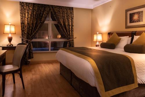巴利博菲玫瑰别墅酒店及温泉的一间设有大床和窗户的酒店客房