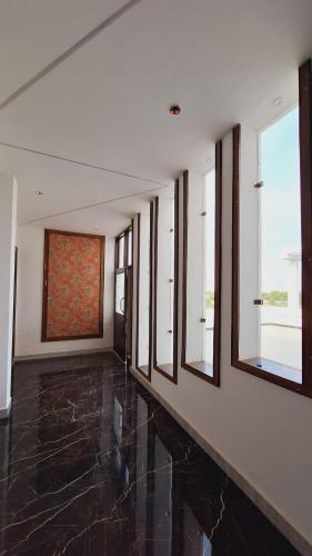 阿格拉Hotel MD Grand的一间空房间,窗户和墙上的画作