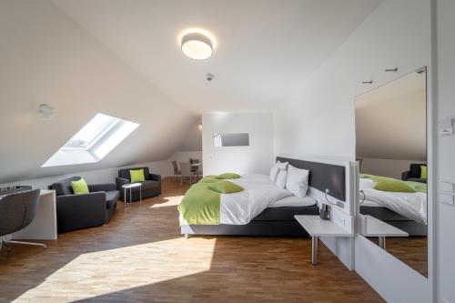 施韦青根城堡住宿加早餐旅馆的一间卧室配有一张床、一台电视和一张沙发