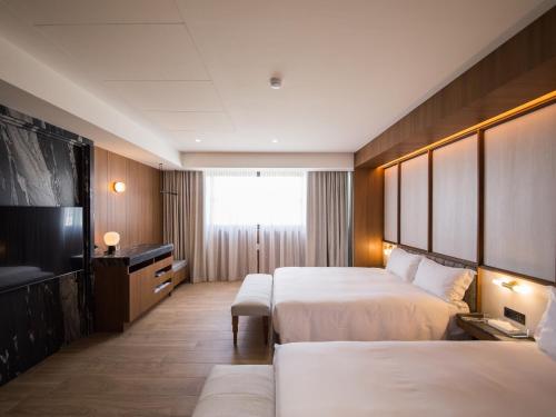 安平区安平‧留饭店的酒店客房设有两张床和一台平面电视。