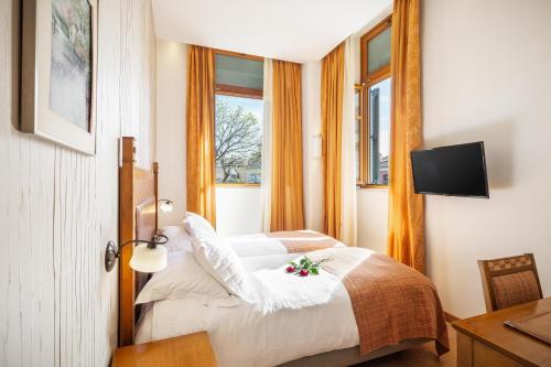 科孚镇贝拉维尼萨酒店的一间酒店客房,设有两张床和电视