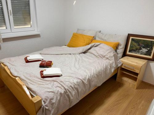 拉克塔希Vikendica Leona的卧室里的一张带毛巾的床