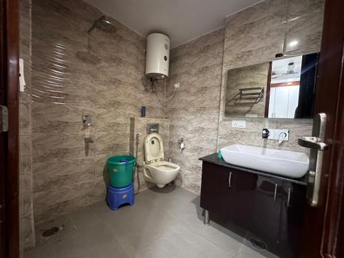 新德里Sparsh Bed and breakfast的一间带水槽和卫生间的浴室