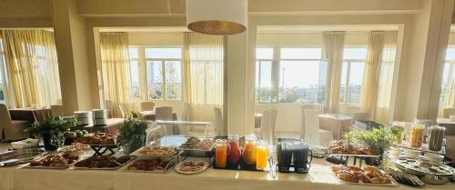 米兰马瑞提那B&B Via Mare的窗户间的早餐桌,包括食物