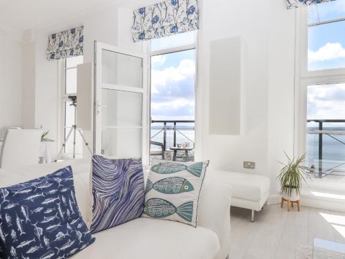 托基Bay Sea View的客厅配有白色的沙发和窗户。
