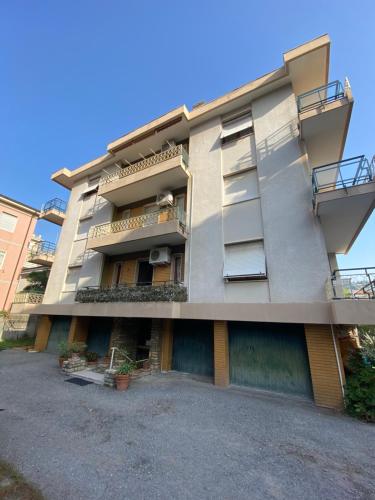 博尔迪盖拉Casa Febo, in centro con parcheggio privato a 200 mt dal mare的旁边带阳台的建筑