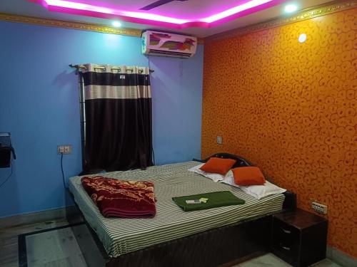 kolkataHotel Air View的一间卧室配有一张紫色光床