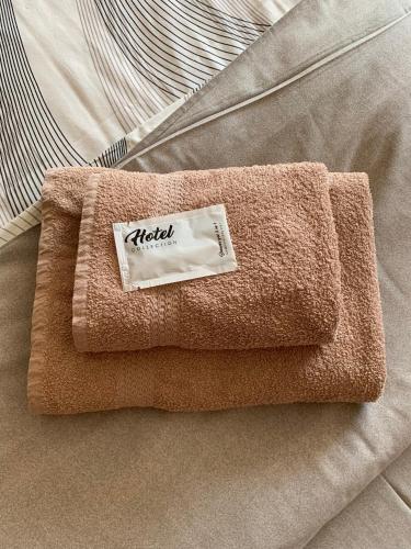 利沃夫Yurus Hostel的床上的棕色毛巾