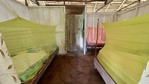 Puerto FrancoCampamento Txoko de Shapshico的客房 - 带两张带绿床单的床