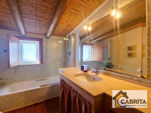 阿尔图拉Quinta dos Medronheiros的浴室配有盥洗盆和浴缸。