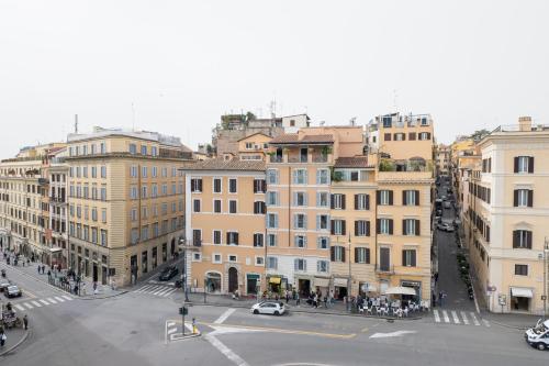 罗马罗马顶楼套房的城市街道的空中景观和建筑