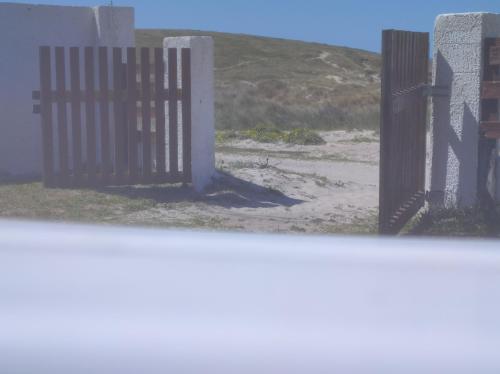 卡尔瓦略Coruña Backpackers Hostel的海滩上带围栏的敞口