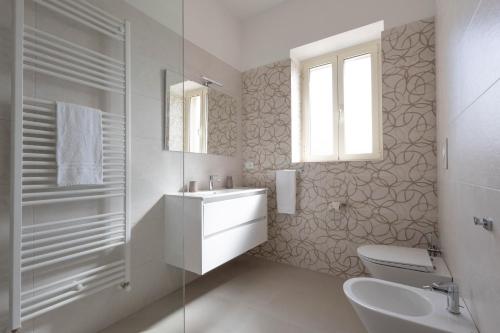 莫诺波利Porta Sugli Ulivi的白色的浴室设有水槽和卫生间。