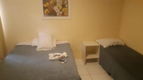 萨尔瓦多Hotel Itapuã Al Mare的小房间设有两张床和毛巾
