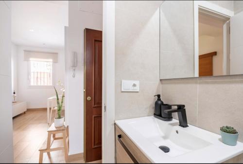 塞维利亚Acogedor y precioso apartamento en Sevilla的一间带水槽和镜子的浴室