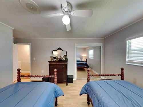 赛维尔维尔Country Charmer的一间卧室配有两张床和吊扇
