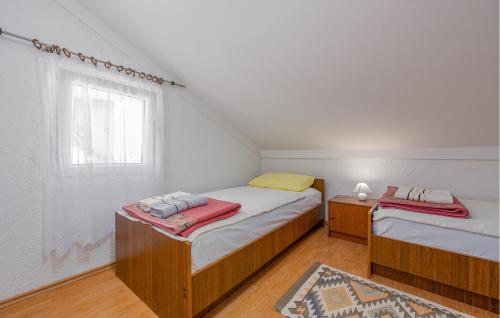 博罗维奇Nice Apartment In Potocnica With House Sea View的带窗户的客房内设有两张单人床。