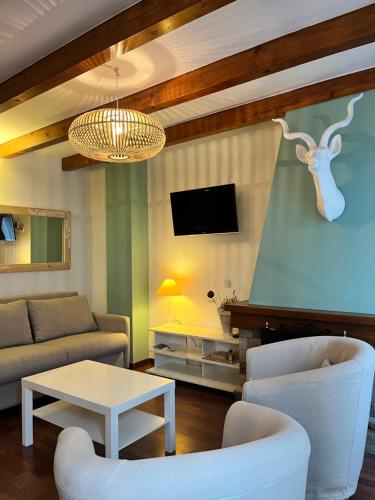 瓦伦西亚德奥尼瓦伦西亚德奥尼豪华公寓式酒店的客厅配有沙发和桌子