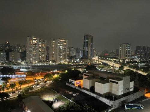 圣保罗Apto novinho na Barra Funda próximo Allianz I的城市天际线,夜间有建筑和交通