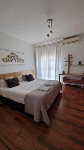 奥利文萨Casa Maria的一间卧室设有一张大床和一个窗户。