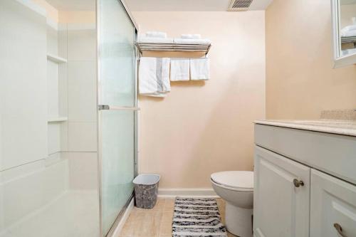 费城A modern suite nestled in a peaceful neighborhood的一间带卫生间和玻璃淋浴间的浴室