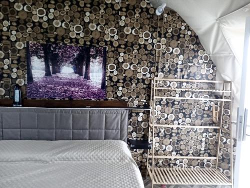 DecimomannuPodere Kiri Dome Experience的一间卧室设有一张床,墙上有树木
