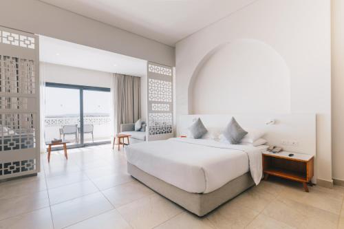 马萨阿拉姆SENTIDO Reef Oasis Suakin Resort的一间带大床的卧室和一间客厅
