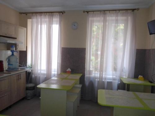 利沃夫Hostel Iskra的厨房配有白色窗帘和窗户