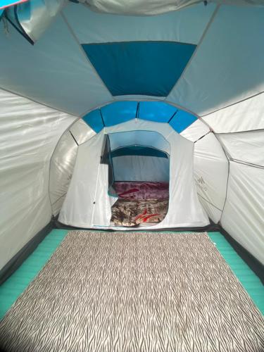 帕哈尔加姆RIVER BANK CAMP的大型白色帐篷,配有一张床