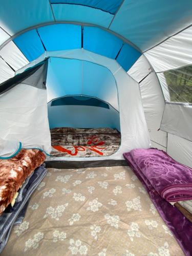 帕哈尔加姆RIVER BANK CAMP的帐篷内有一张床和一个枕头