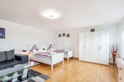 HerscheidFerienwohnung Am Wald的白色的房间,配有床和橱柜