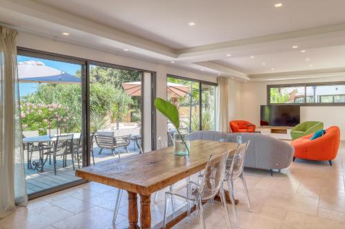 勒拉旺杜Akwabay - Les Villas du Cap的客厅配有桌椅