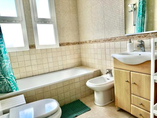 锡蒂奥卡拉翁达Bright apartment 300m from the beach的浴室配有盥洗盆、卫生间和浴缸。