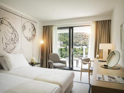 杜布罗夫尼克考帕斯酒店的酒店客房设有一张床和一个阳台。