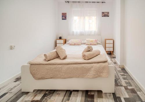 瓦伦西亚Aroma D’Valencia Apartment的白色卧室配有一张大床和毛巾