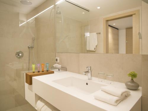 杜布罗夫尼克考帕斯酒店的浴室设有白色水槽和镜子