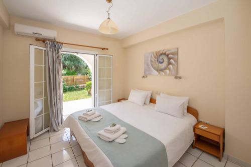 卡西奥皮Lea Family Resort的一间卧室配有带毛巾的床