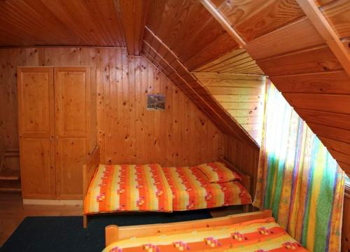 肯佩尼Kings Valley Sunny Botesti的小木屋内一间卧室,配有一张床