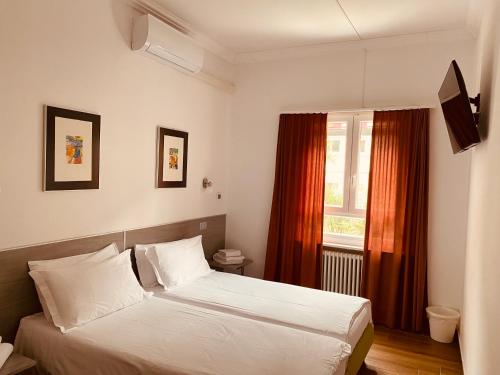 洛迦诺加尼蒙塔尔迪酒店的一间卧室设有一张床和一个窗口