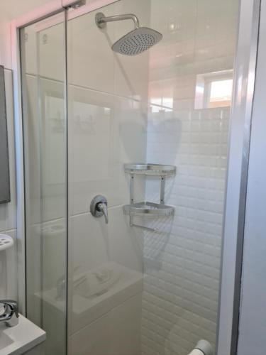 哈坦柏斯Suidersee Block 2, Hartenbos的浴室设有玻璃淋浴间和卫生间