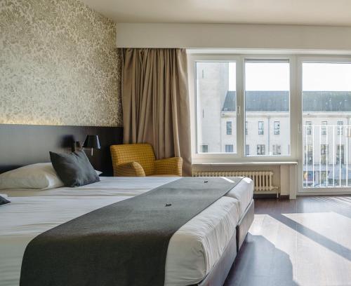 奥斯坦德艾姆巴萨德洛酒店的酒店客房设有两张床和大窗户。