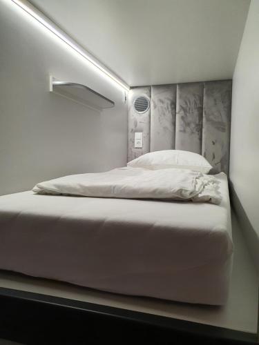 阿姆斯特丹荷兰旅馆的卧室配有白色的床和床头板