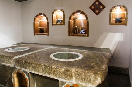 格拉纳达拉斯格隆德里纳斯德拉阿罕布拉公寓的浴室设有大理石台面和2个水槽
