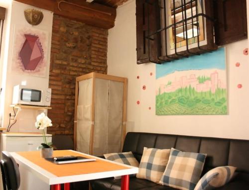 格拉纳达拉斯格隆德里纳斯德拉阿罕布拉公寓的客厅配有沙发和桌子