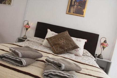 格拉纳达Apartamentos Vado - Cuesta de Alhacaba的床上配有毛巾和枕头